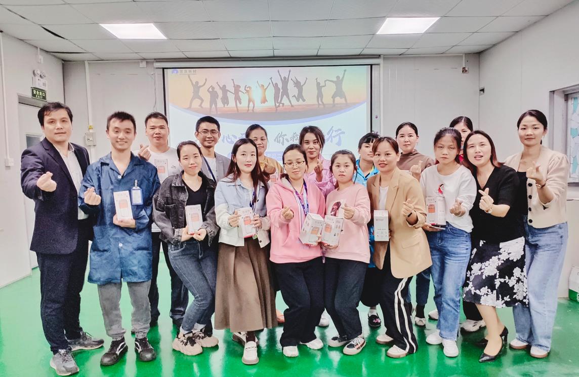 11月25日，思泉第2期老職工交流會由企業(yè)文化部主導(dǎo)舉行，18名入職3年以上的職工代表出席了會議，家人們歡聚一堂，其樂融融。